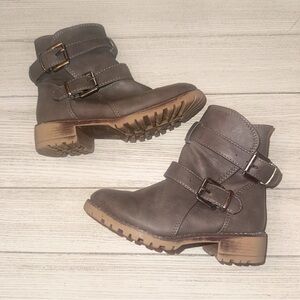 Justice gray faux leather double buckle boots with chunky lug sole